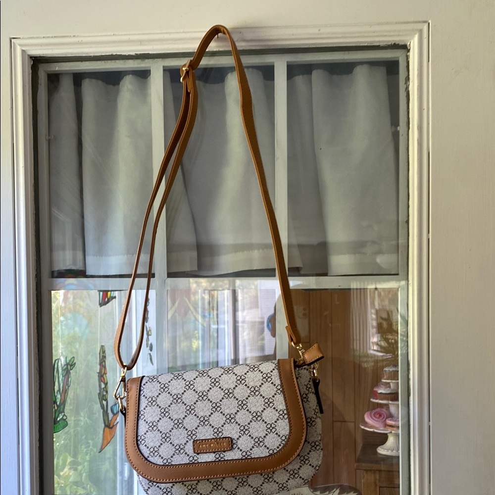 Elegant Tan and White Shoulder Bag